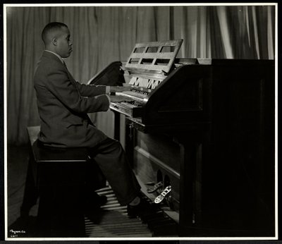Hombre afroamericano tocando el órgano en la Asociación para Ciegos de Nueva York, 111 East 59th Street, Nueva York, 1934 de Byron Company